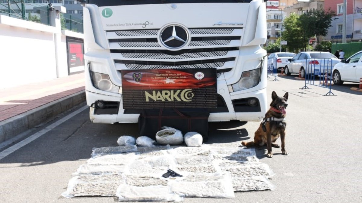 Narkotik köpeği zehir tacirlerini yakaladı