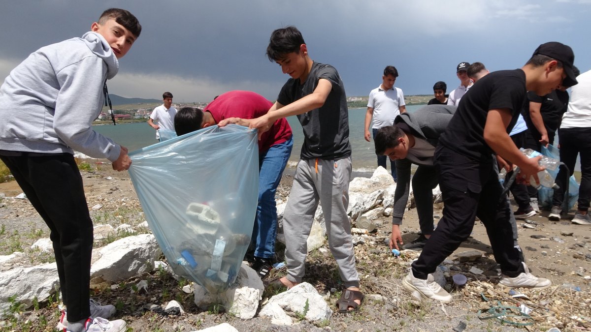 Öğrenci ve öğretmenleri Van Gölü çevresini temizlediler