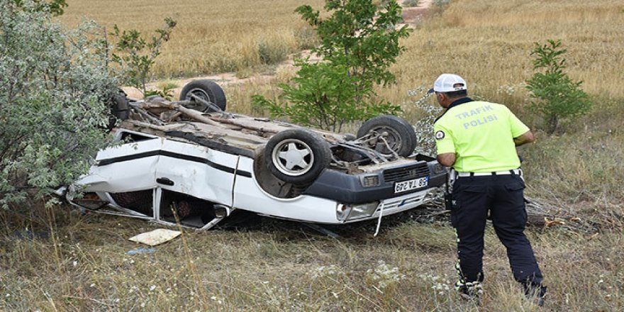Sivas'ta lastiği patlayan otomobil şarampole devrildi