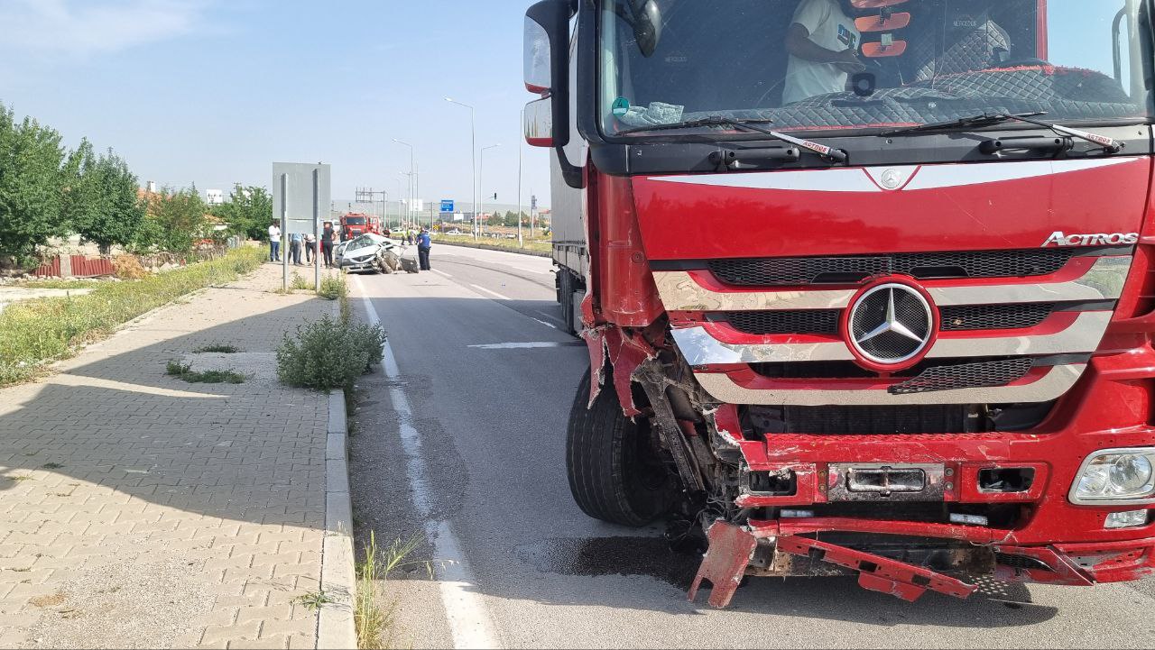 Çorum'da TIR ile 2 araÇ çarpıştı: Yaralılar var