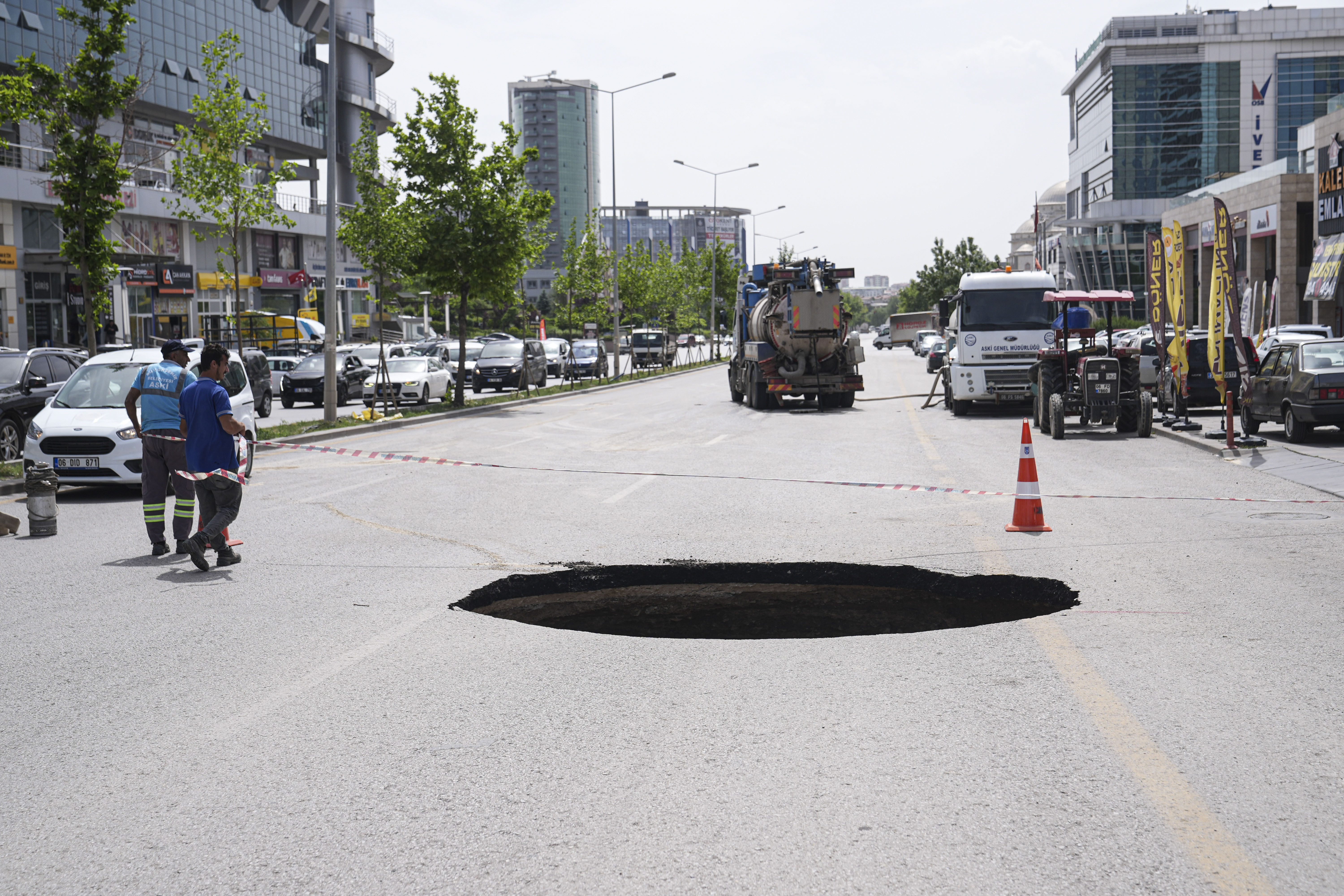 Ankara'da yol çöktü