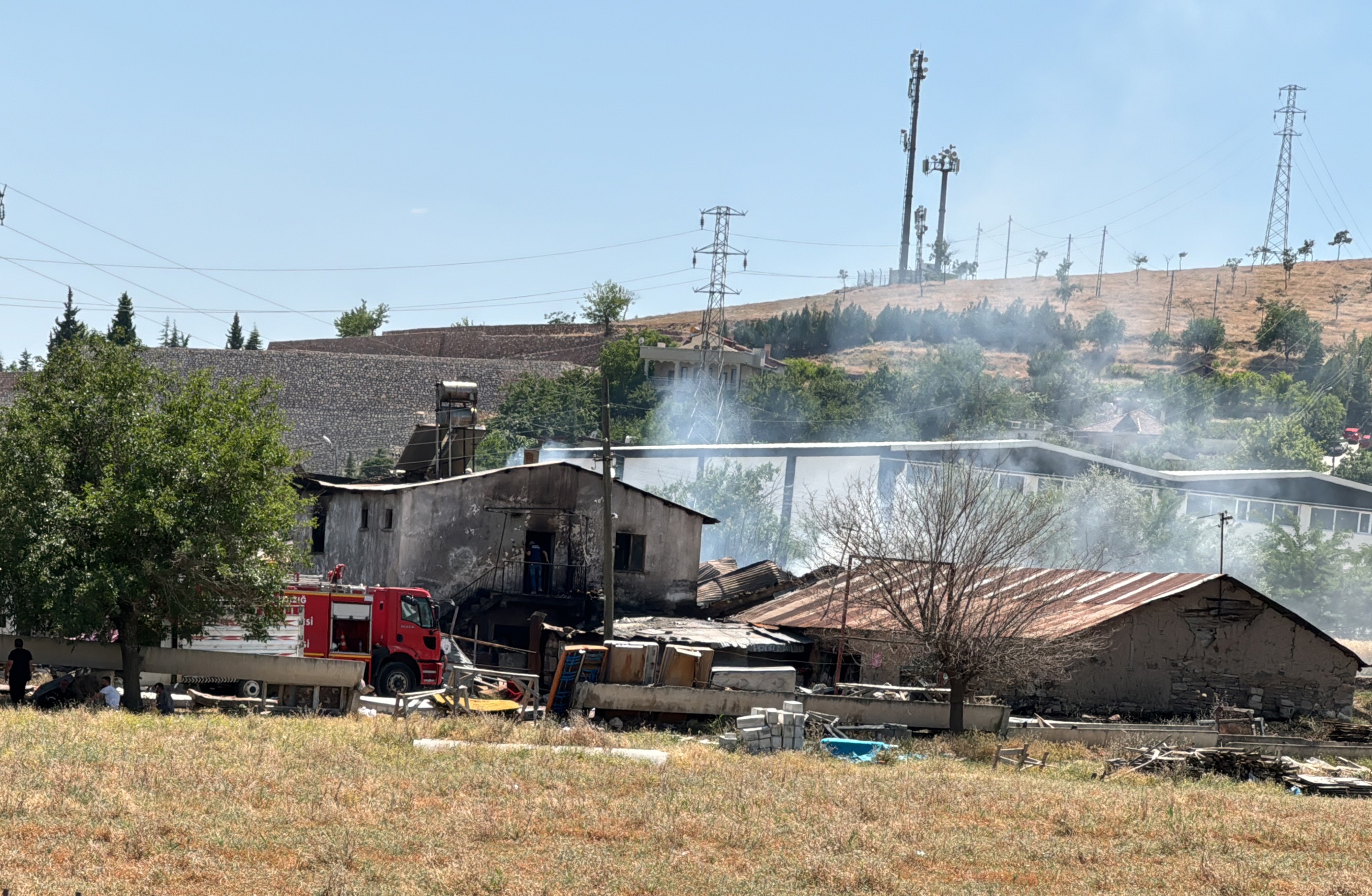 Elazığ'da yangın: Ev ve depo küle döndü