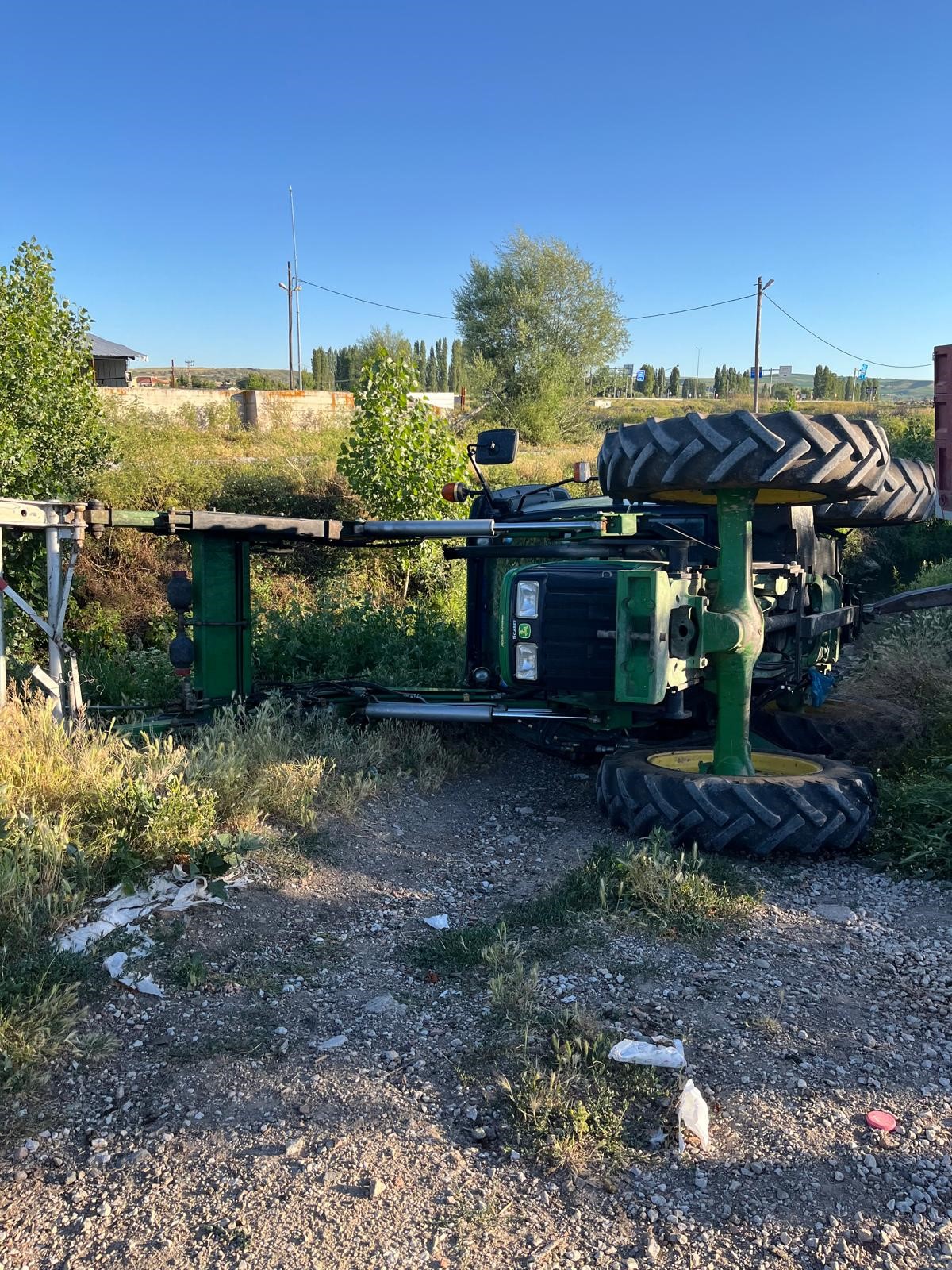 Kurban kesimi yapılan iş makinesi dereye devrildi