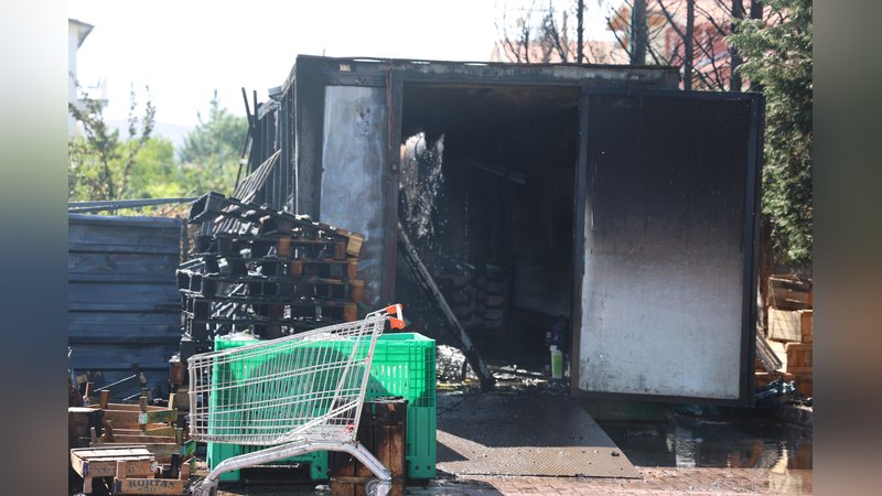 Market deposunda yangın