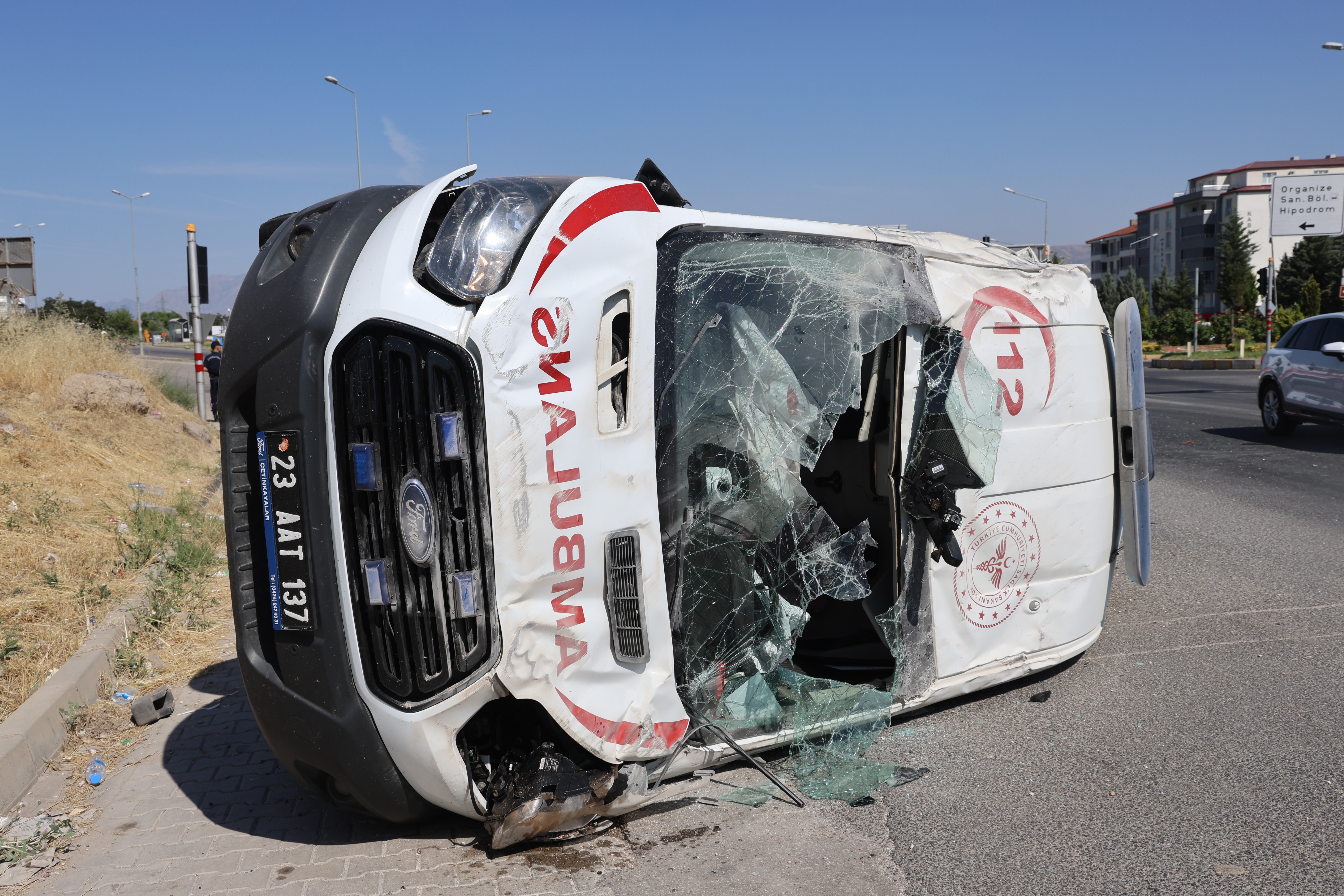 Elazığ'da ambulans takla attı: 5 yaralı