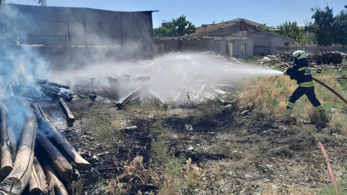 Konya'da çocuklar torpil attı, inşaat malzemeleri tutuştu