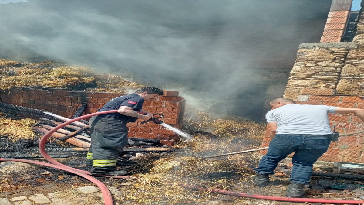 İtfaiye'nin hızlı müdahalesi mahalleyi kül olmaktan kurtardı