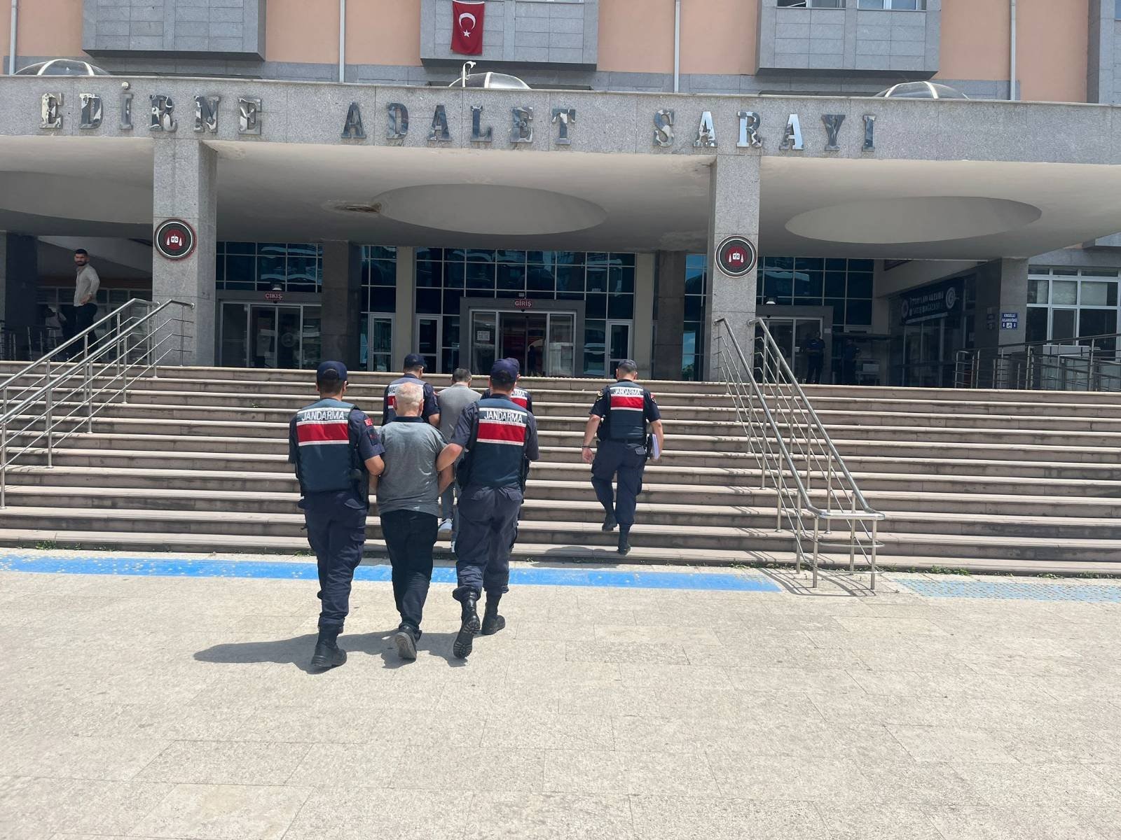 Edirne'de 2 hükümlü şahıs yakalandı