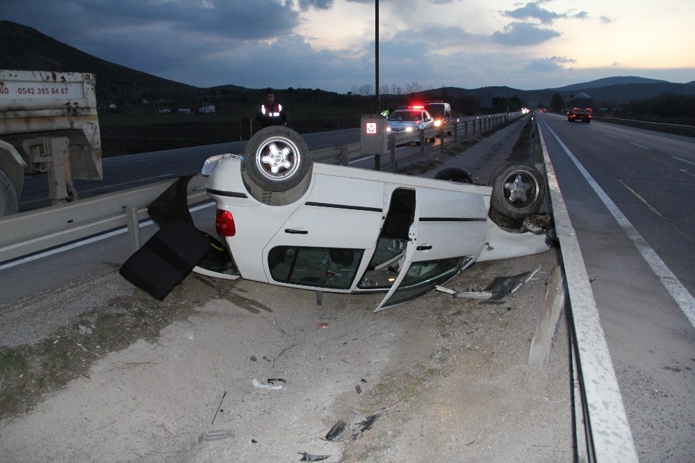 Kastamonu'da otomobil refüje çarptı: 3 yaralı