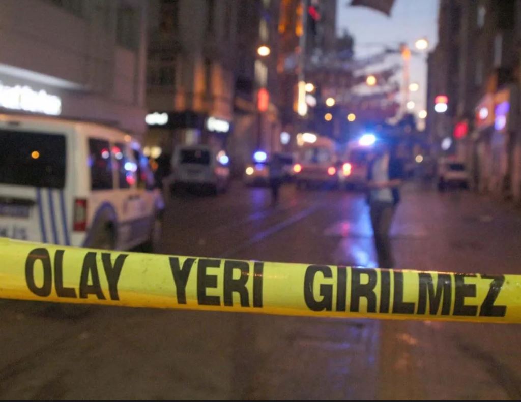 İstanbul'da otomobil bariyerlere çarptı: 2 yaralı