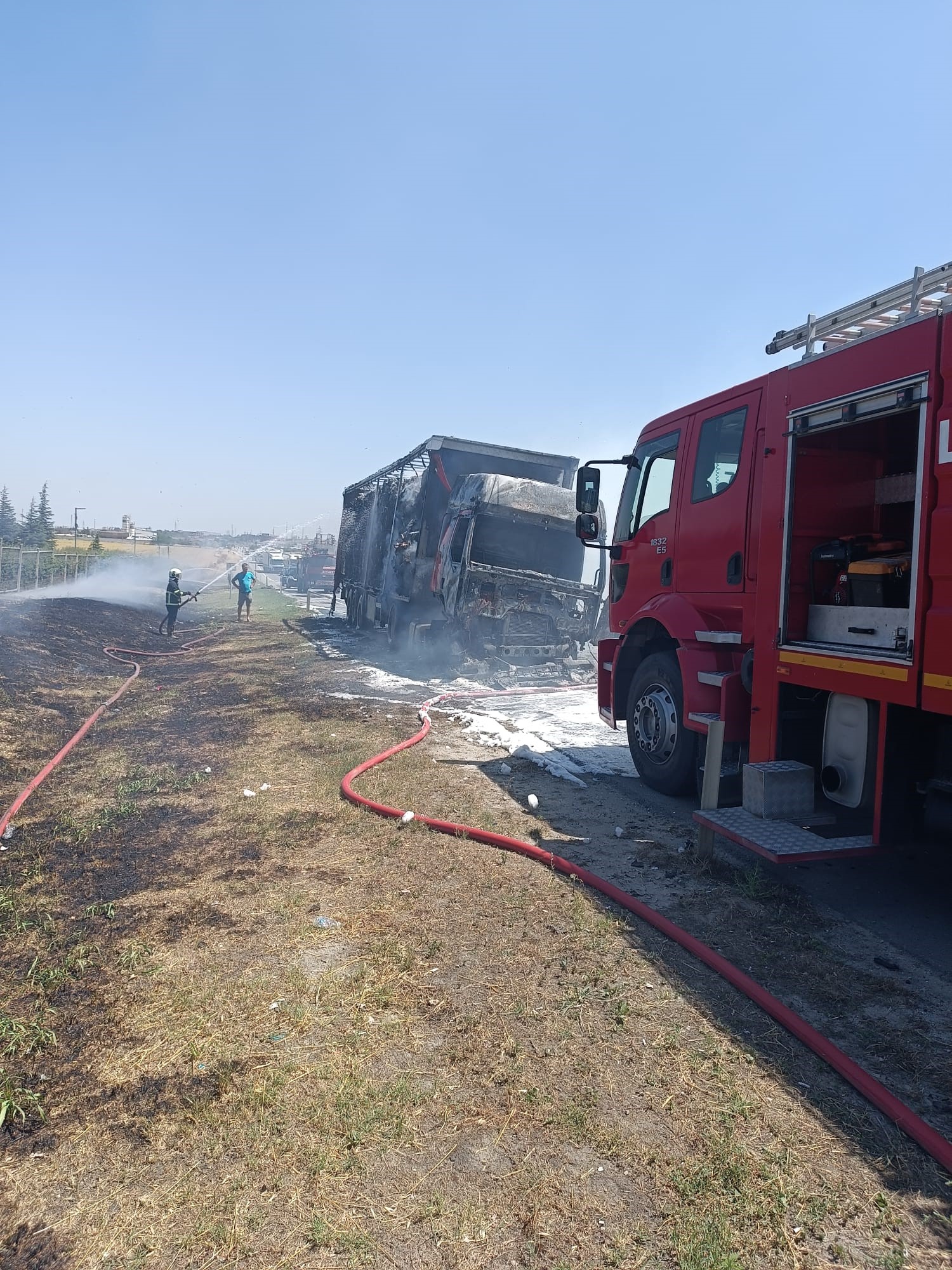 Kırklareli D-100 karayolunda tır alev alev yandı