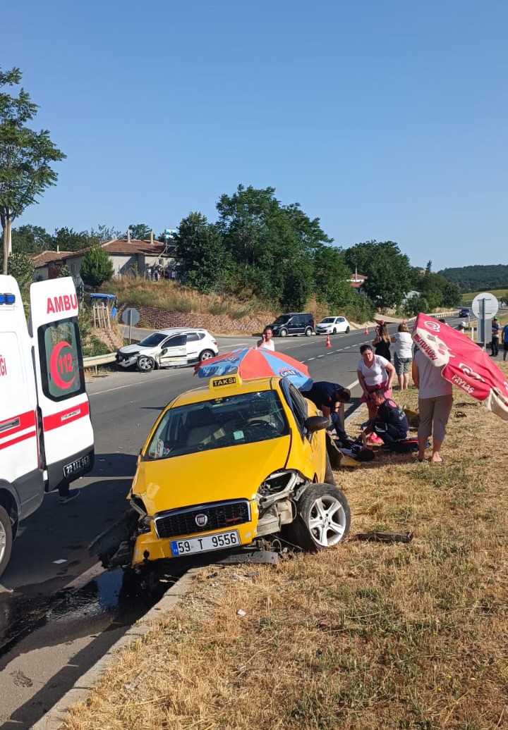 Taksi ile otomobil çarpıştı: Yaralılar var