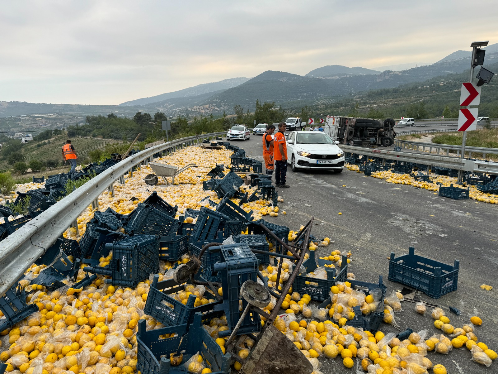 Mersin'de limon yüklü kamyon devrildi: 6 yaralı