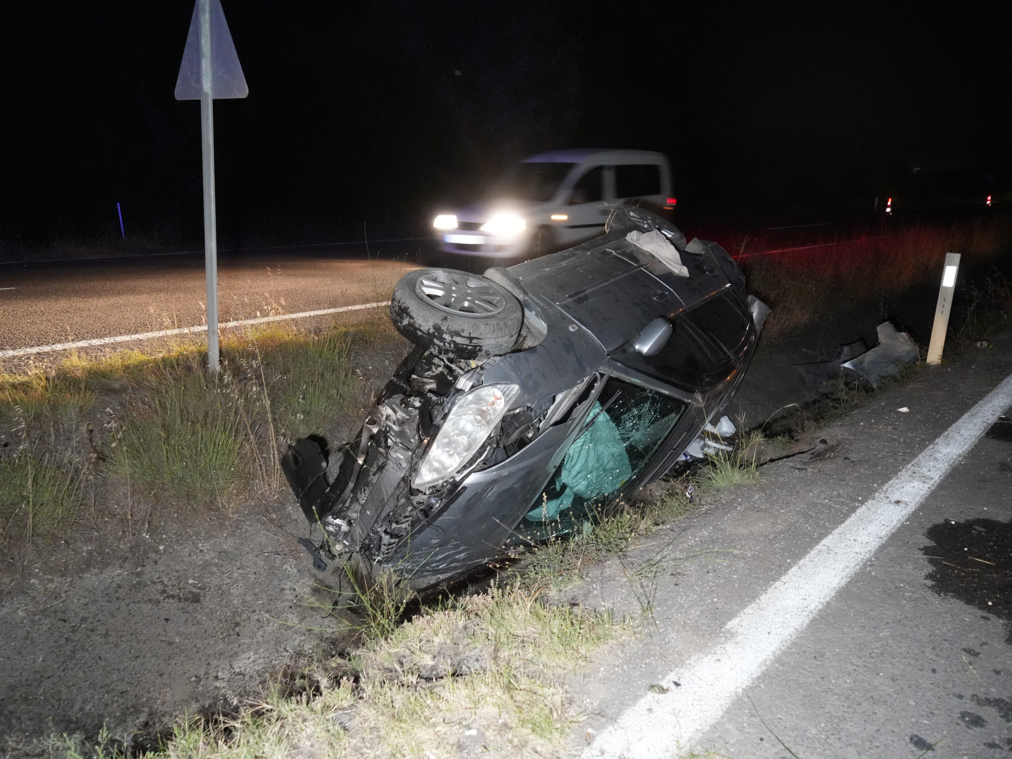 Takla atan otomobil metrelerce sürüklendi: 2 yaralı