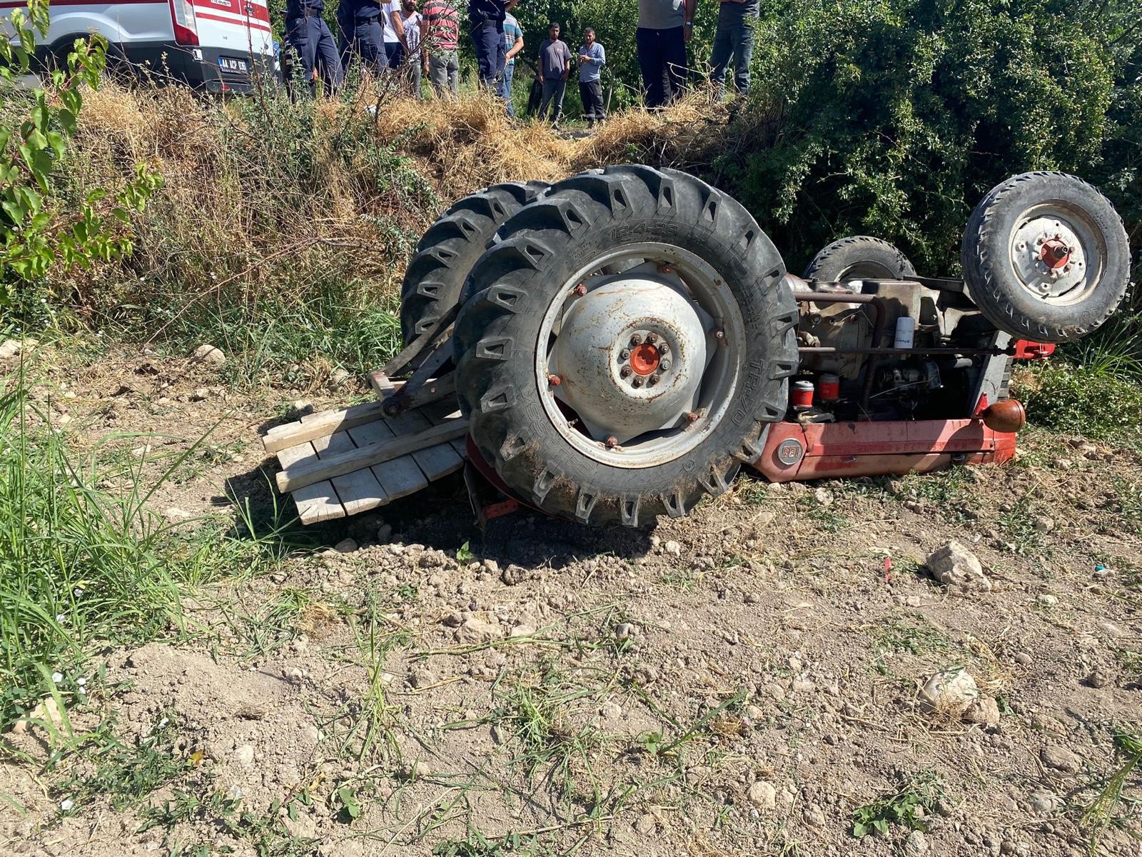 Kontrolden çıkan traktör devrildi