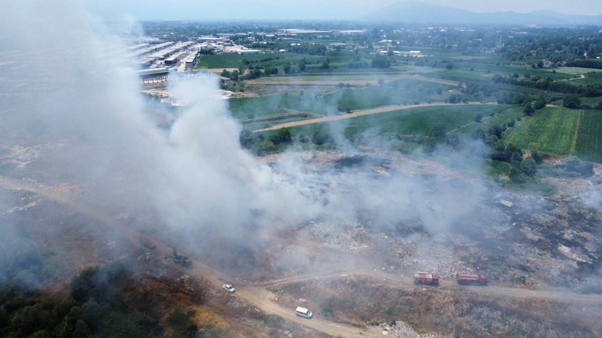 Düzce'de itfaiye ekiplerinin anız yangını ile olan mücadelesi devam ediyor