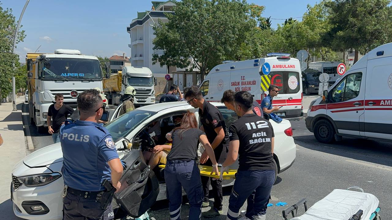 İstanbul’da ambulans ile otomobil çarpıştı: Yaralılar var