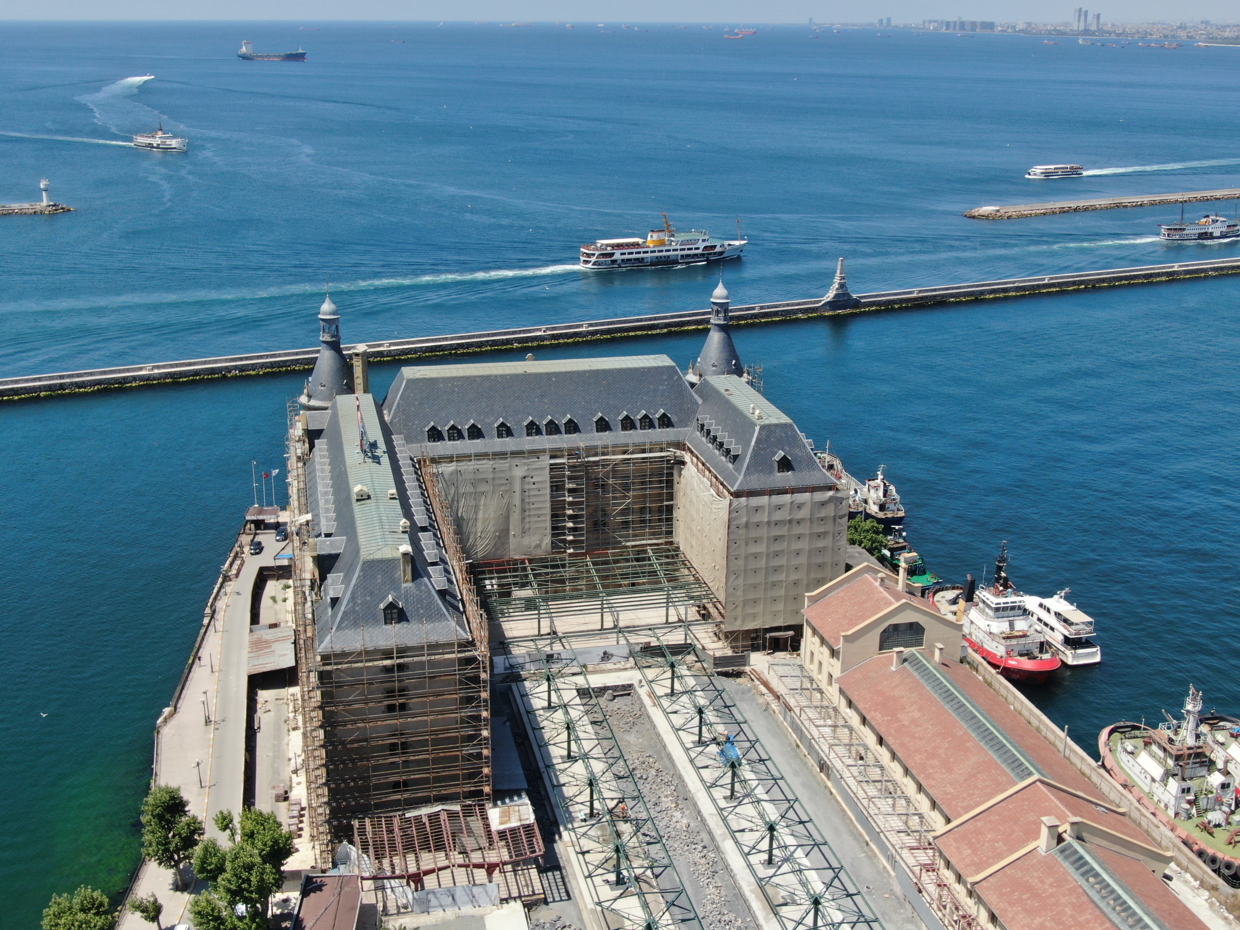 Haydarpaşa Garı üstündeki örtüden kurtuldu