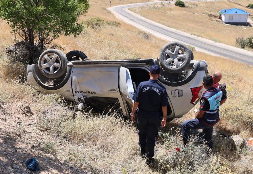 Otomobil şarampole yuvarlandı: 4 yaralandı