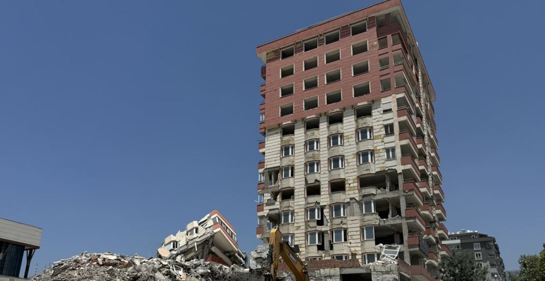 Kahramanmaraş'ta bina yıkıldı