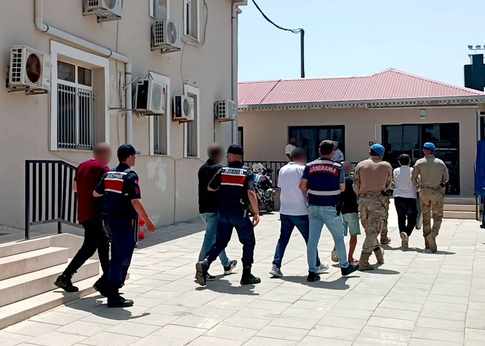 Mersin'de fuhuş operasyonu: 8 tutuklama