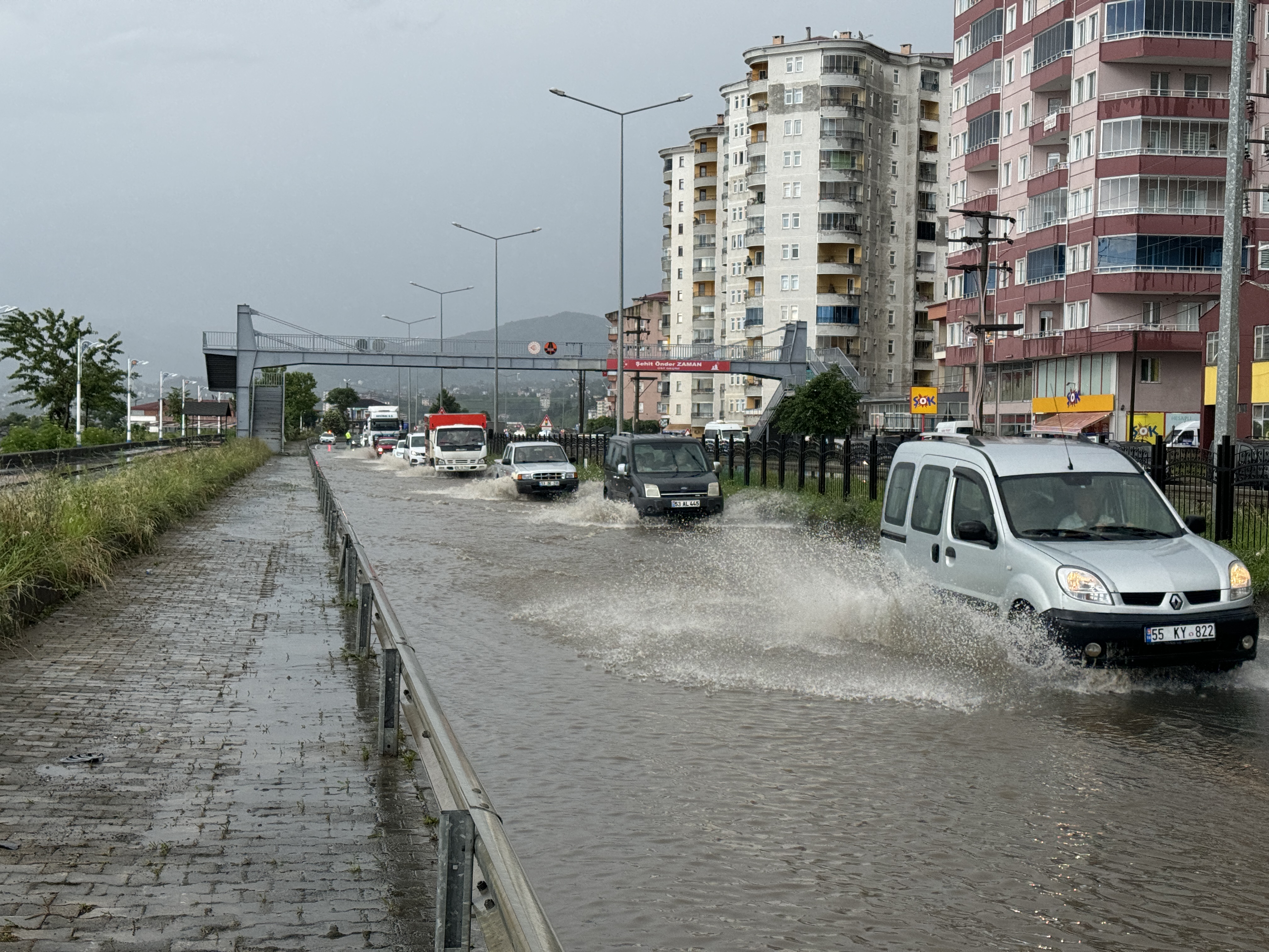 Rize'de şiddetli yağış hayatı olumsuz etkiledi
