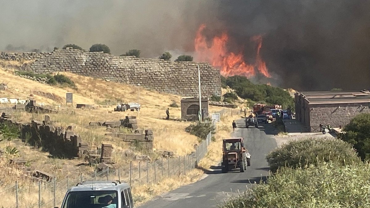 Ayvacık'ta çıkan yangın antik kente sıçradı