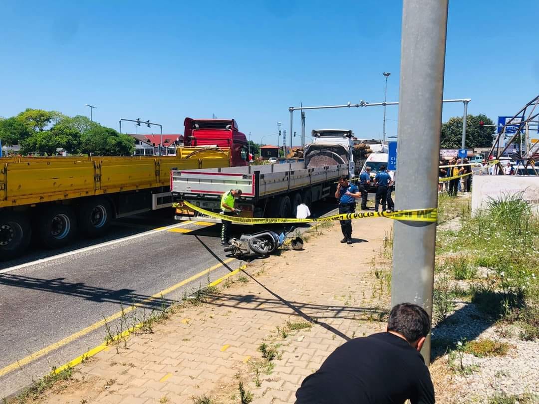 Düzce'de motosiklet tırın altında girdi: 1 ölü 1 yaralı