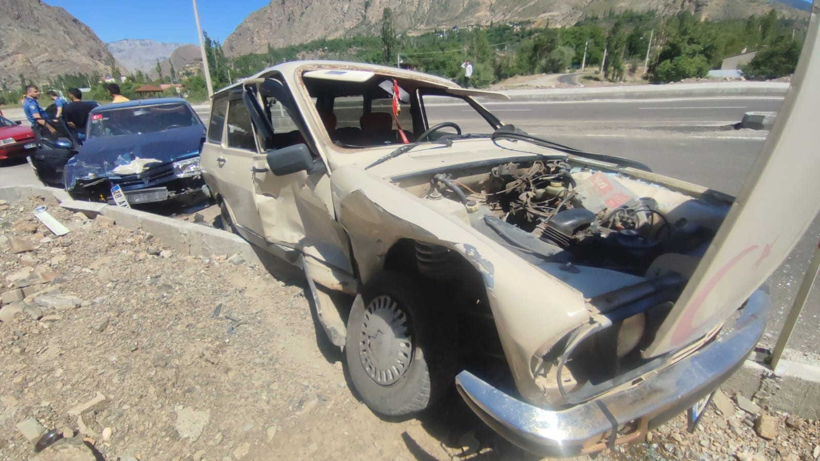 Erzurum'da otomobiller kavşakta çarpıştı: 2 yaralı