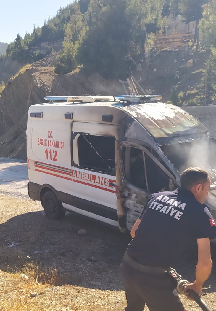 Adana’da ambulans alev alev yandı