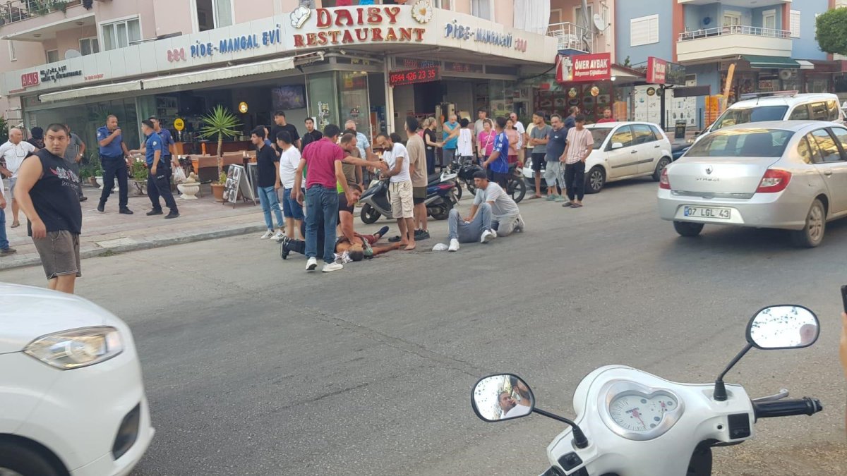Antalya'da baba ile oğlu kavgada 3 kişiyi bıçakladı: 1 ölü, 2 yaralı