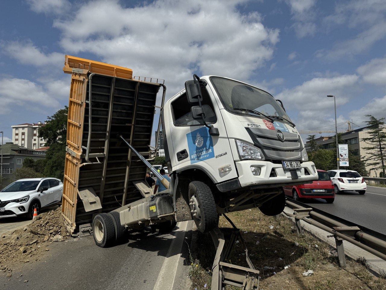 Damperi açılan kamyon bariyerlere çarptı