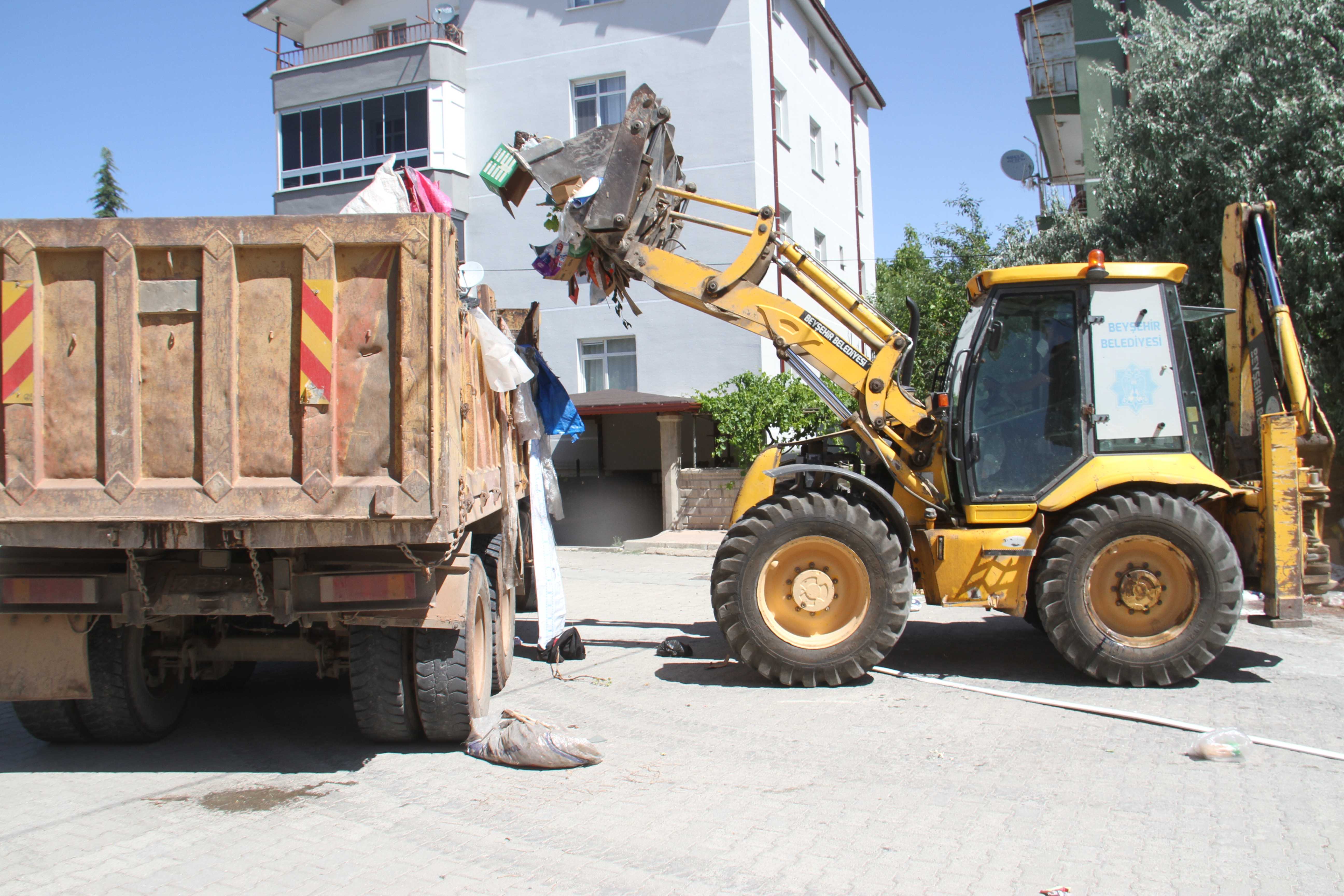 Konya'da bir apartmanın bahçesinde 5 kamyon ve 3 römork çöp çıktı