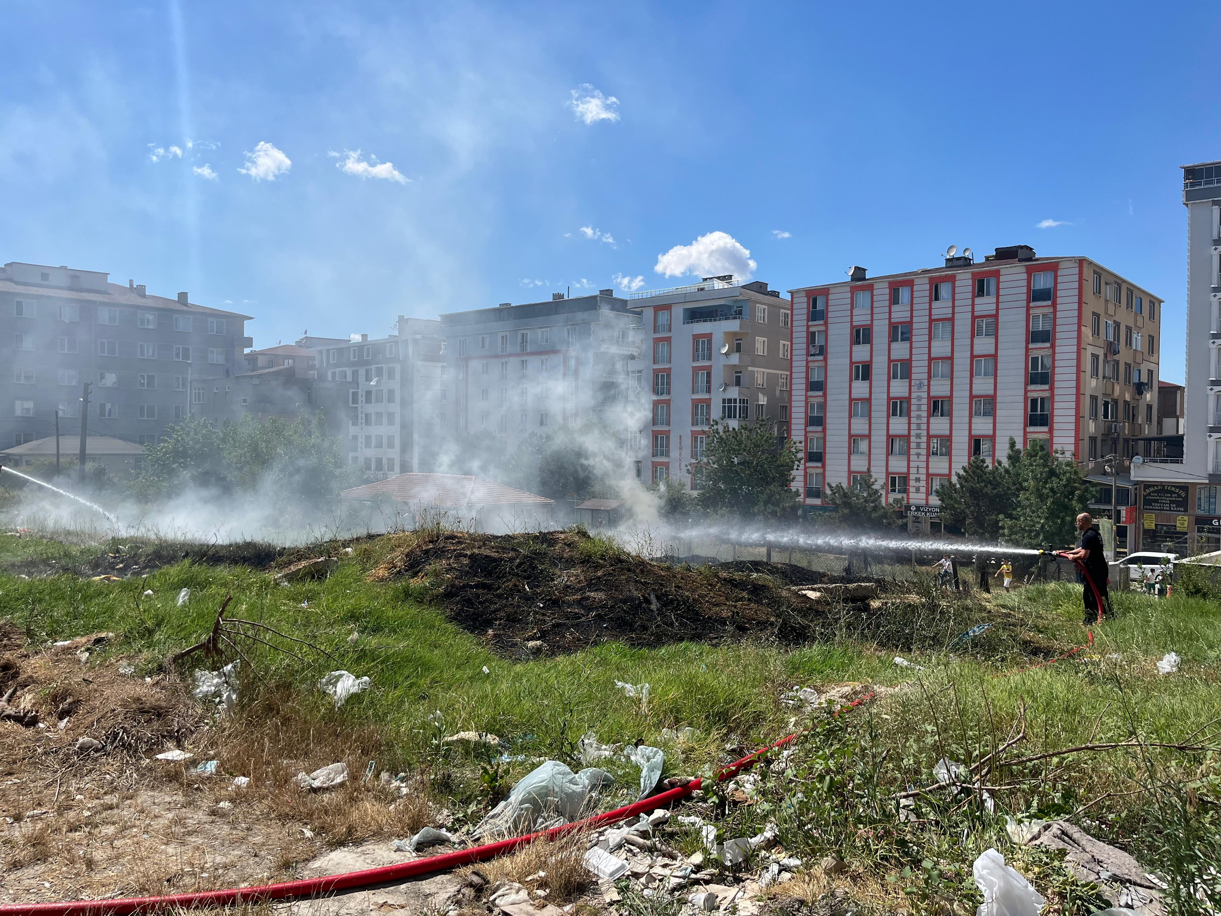 Boş arazide yangın çıktı