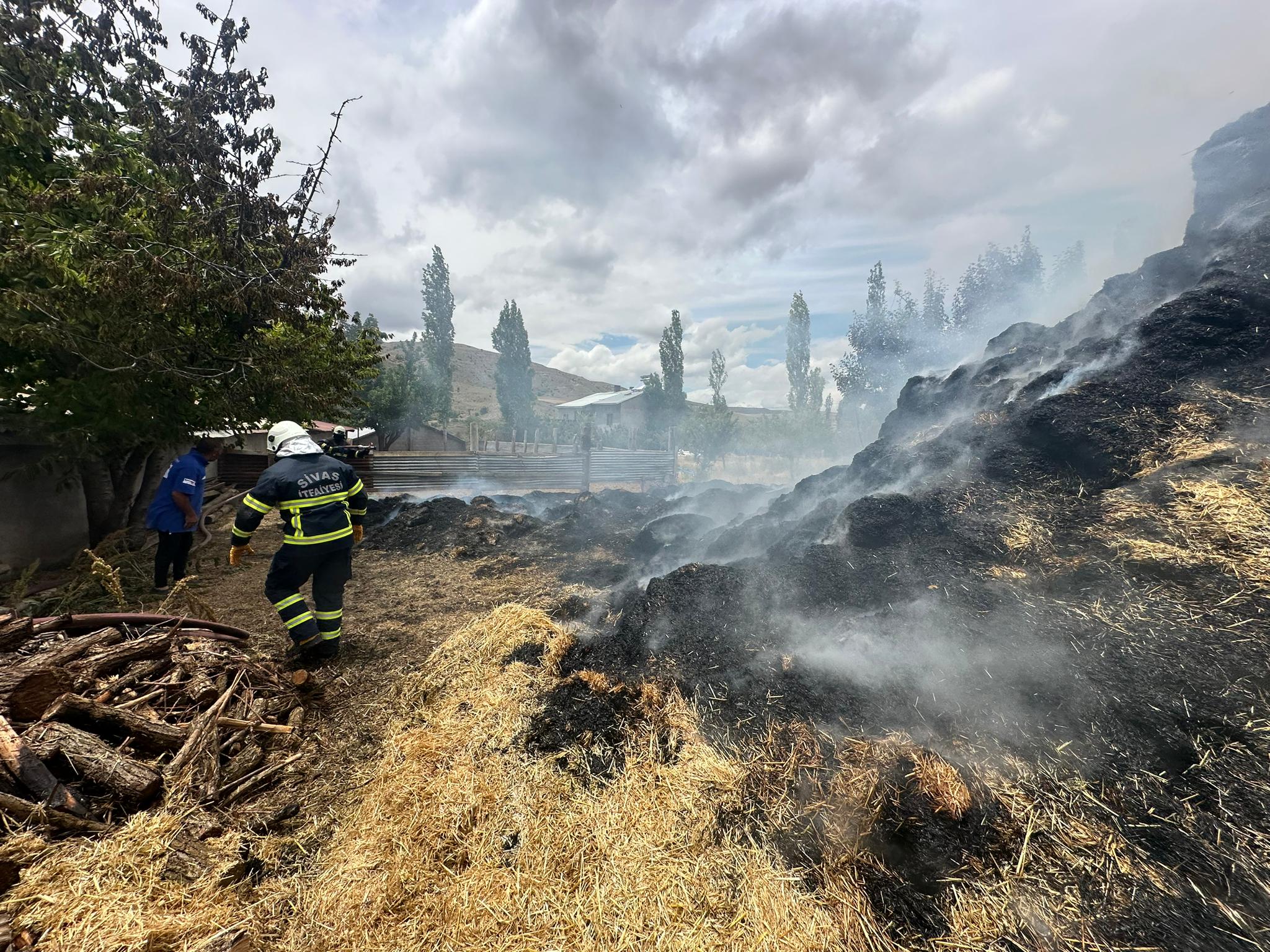 Sivas'ta yangın '1000 balya saman alev alev yandı