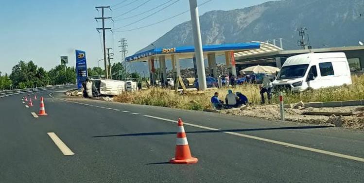 Kontrolden çıkan minibüs şarampole devrildi