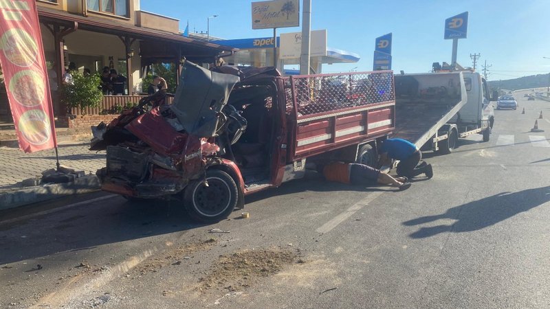 Kamyonet önce otomobile ardından TIR’a çarptı: 2 ölü