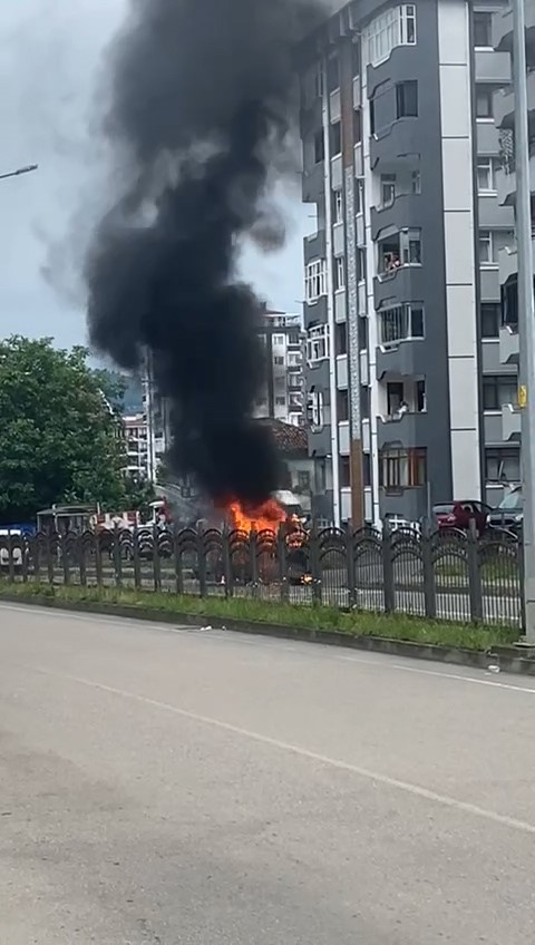 Seyir halindeki hafif ticari araç alev alev yandı