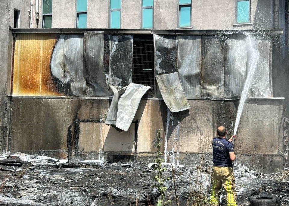 İstanbul'da  fabrikaya sıçrayan yangın söndürüldü