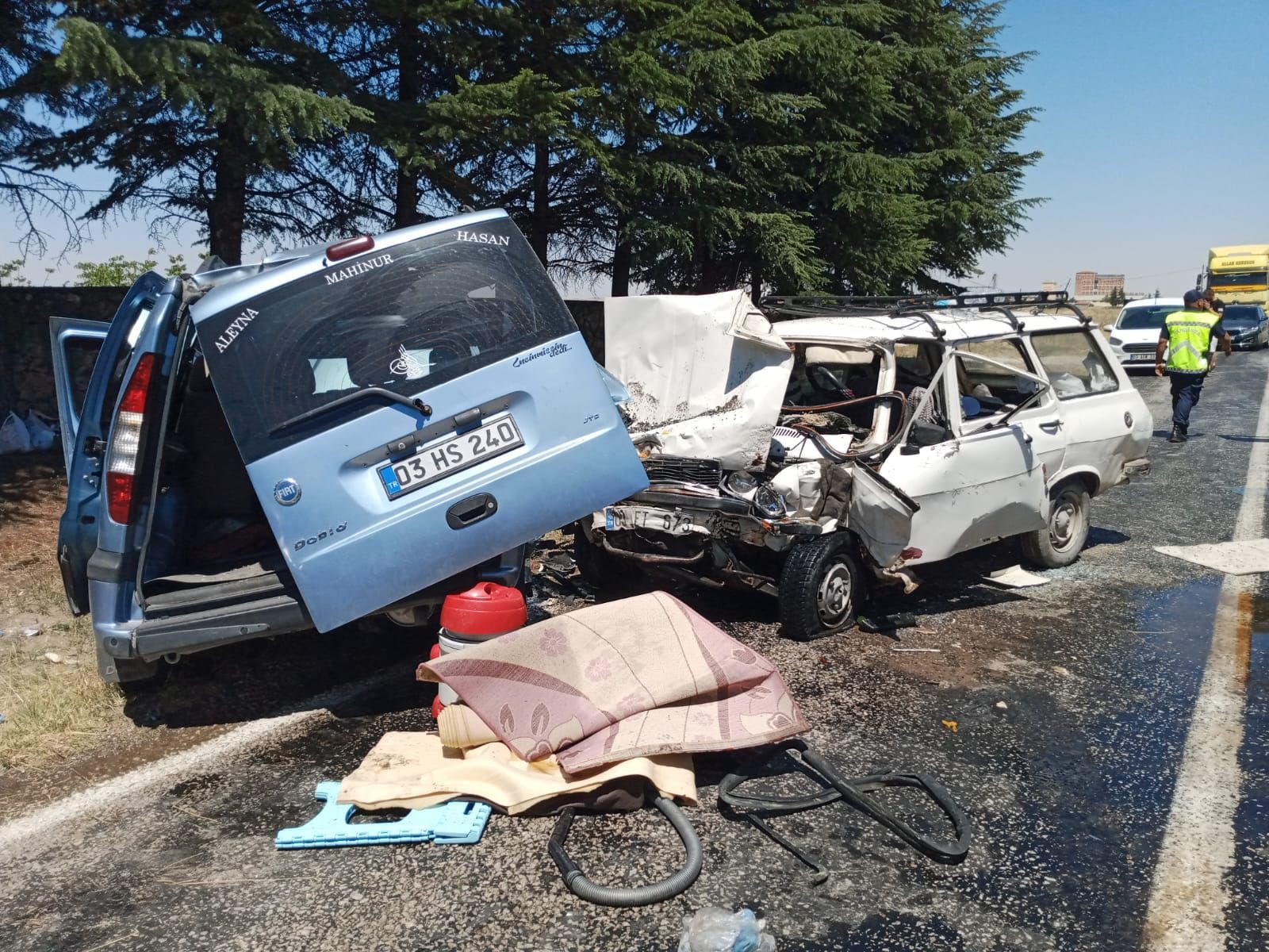 Araçlar kafa kafaya çarpıştı: 2 ölü 1 yaralı