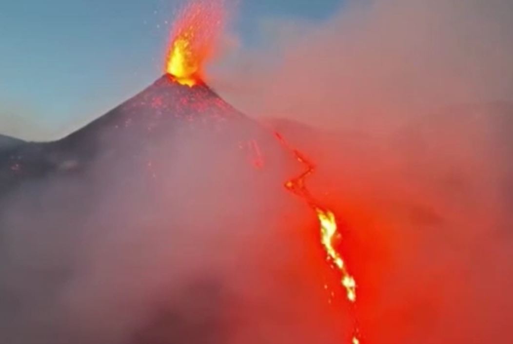 İtalya’daki Etna Yanardağı yeniden aktifleşti