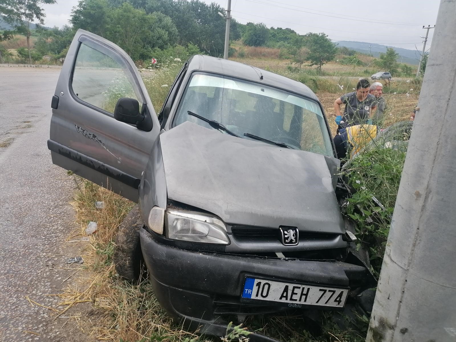 Elektrik direğine çarpan sürücü yaralandı