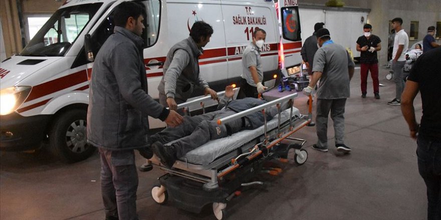 İzmir'de amonyak gazından zehirlenen 25 işçi hastaneye kaldırıldı