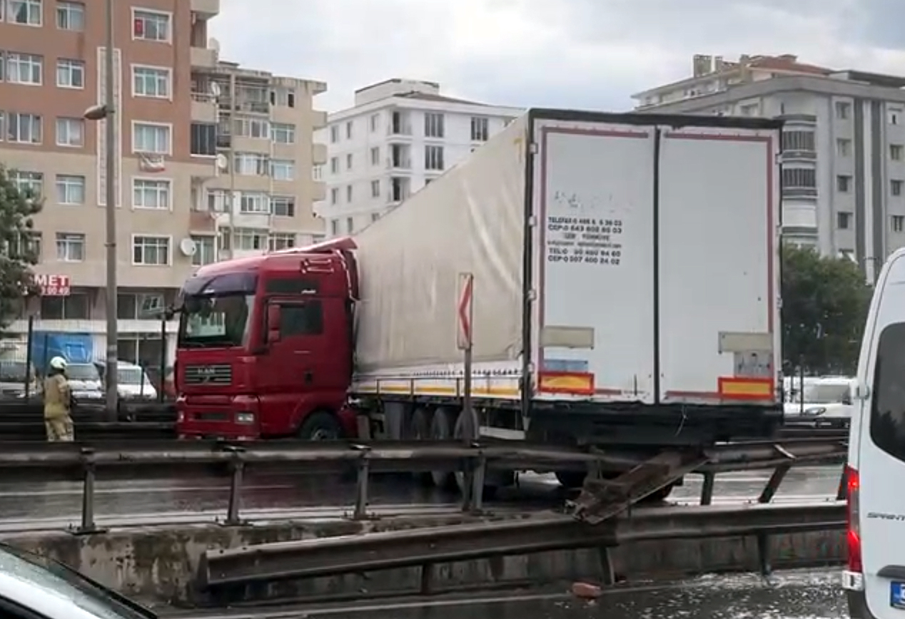 İstanbul'da TIR kaydı: Ulaşım aksadı