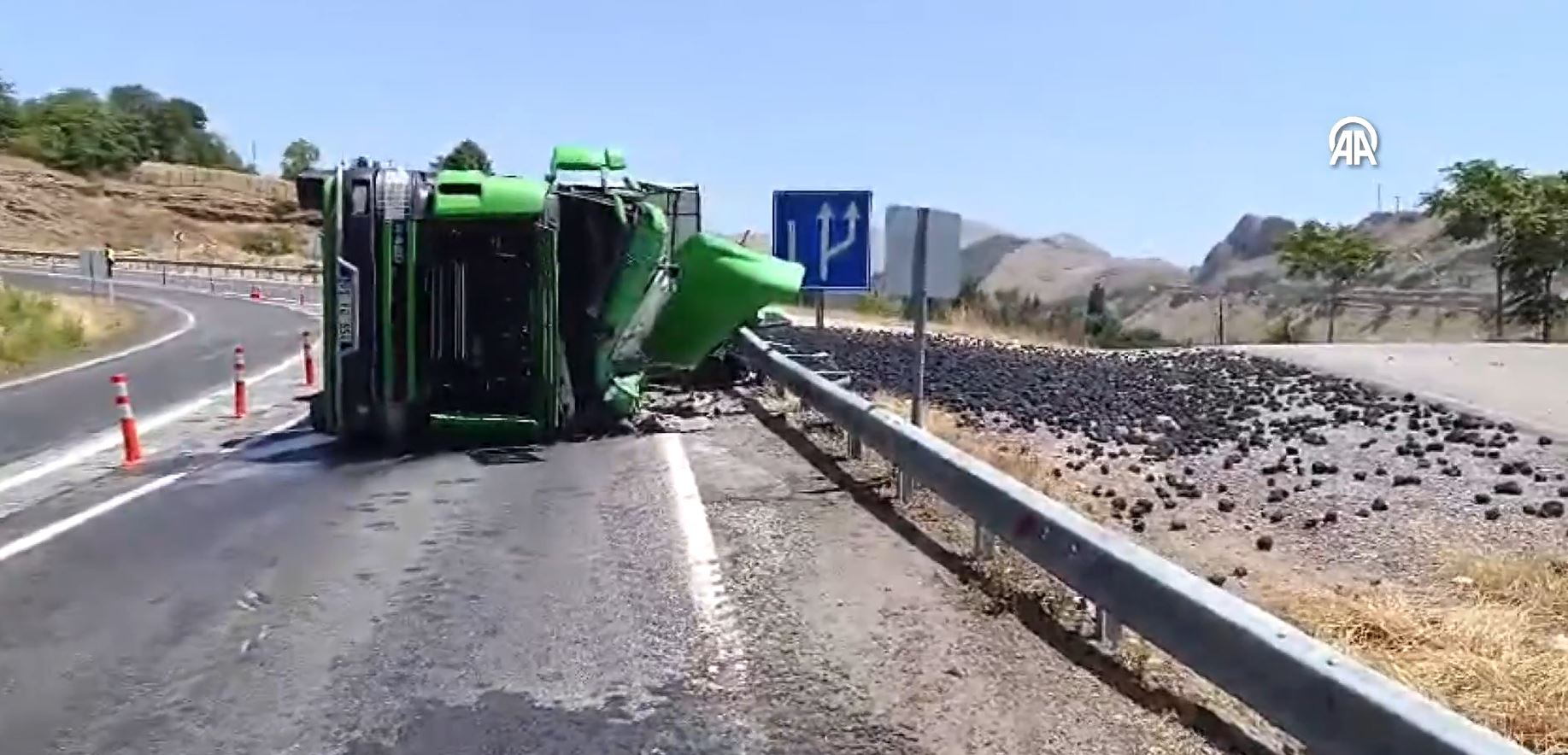 Elazığ'da kömür yüklü TIR devrildi