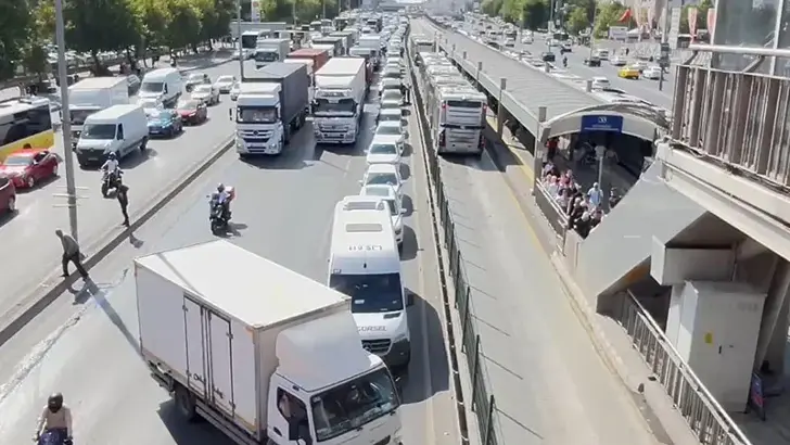 Beylikdüzü'nde TIR'ı köprü ayağına çarptı