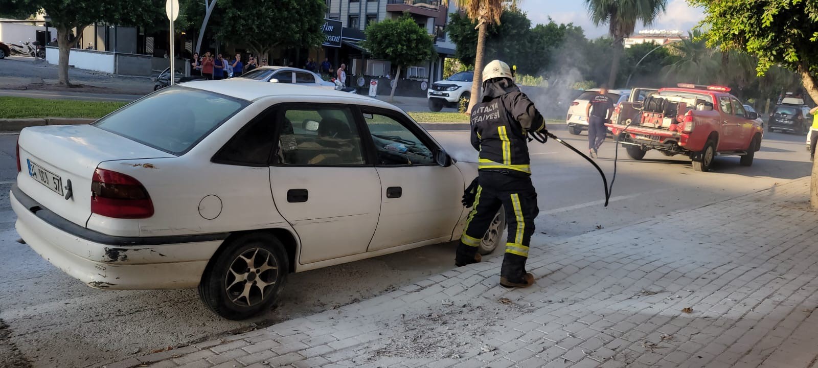 Antalya'da seyir halindeki araç yandı