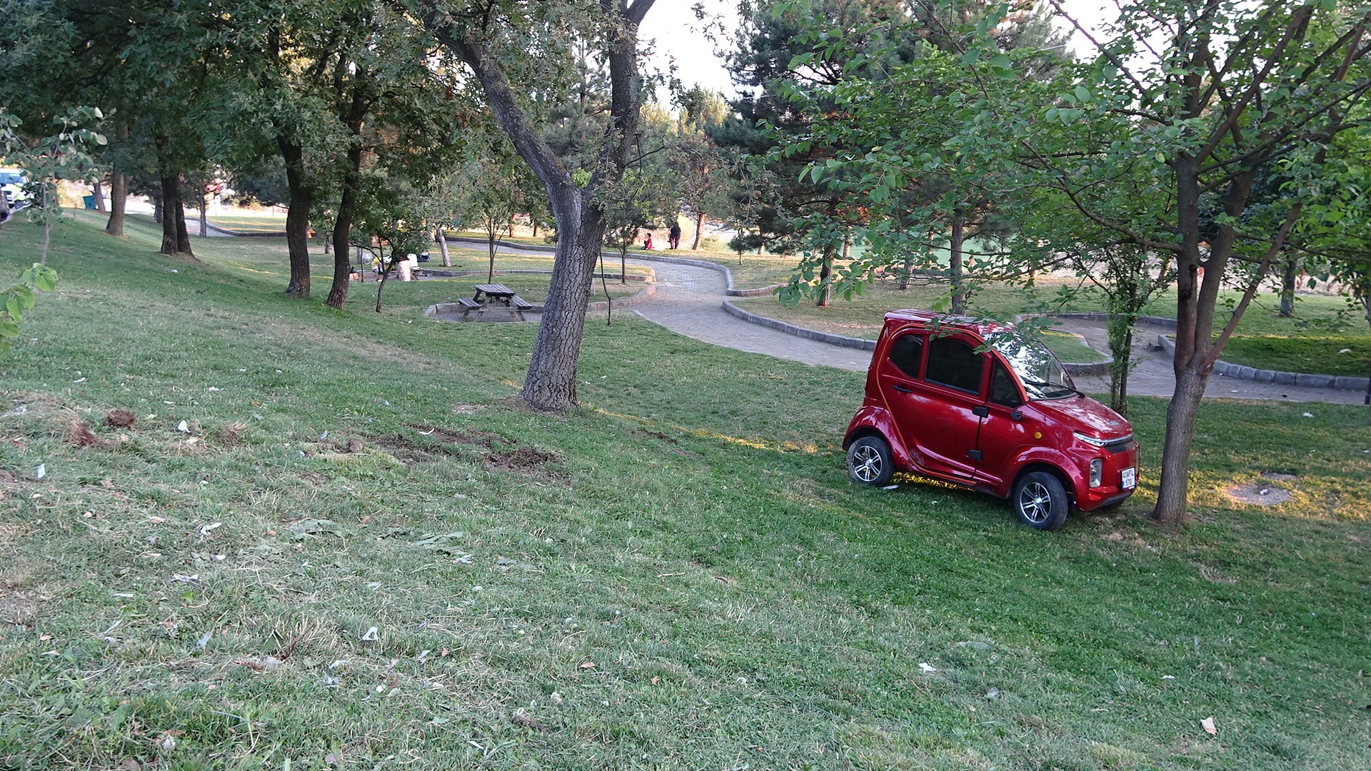 Kütahya Tavşanlı'da elektrikli araç devrildi: 2 yaralı