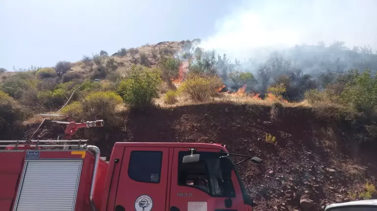 Siirt’te örtü yangınına müdahale sürüyor