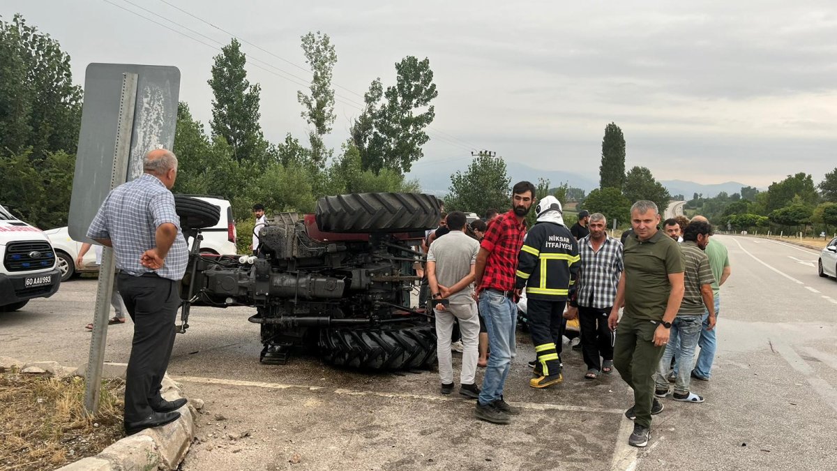 Niksar'da traktör ile otomobil çarpıştı: 2 yaralı